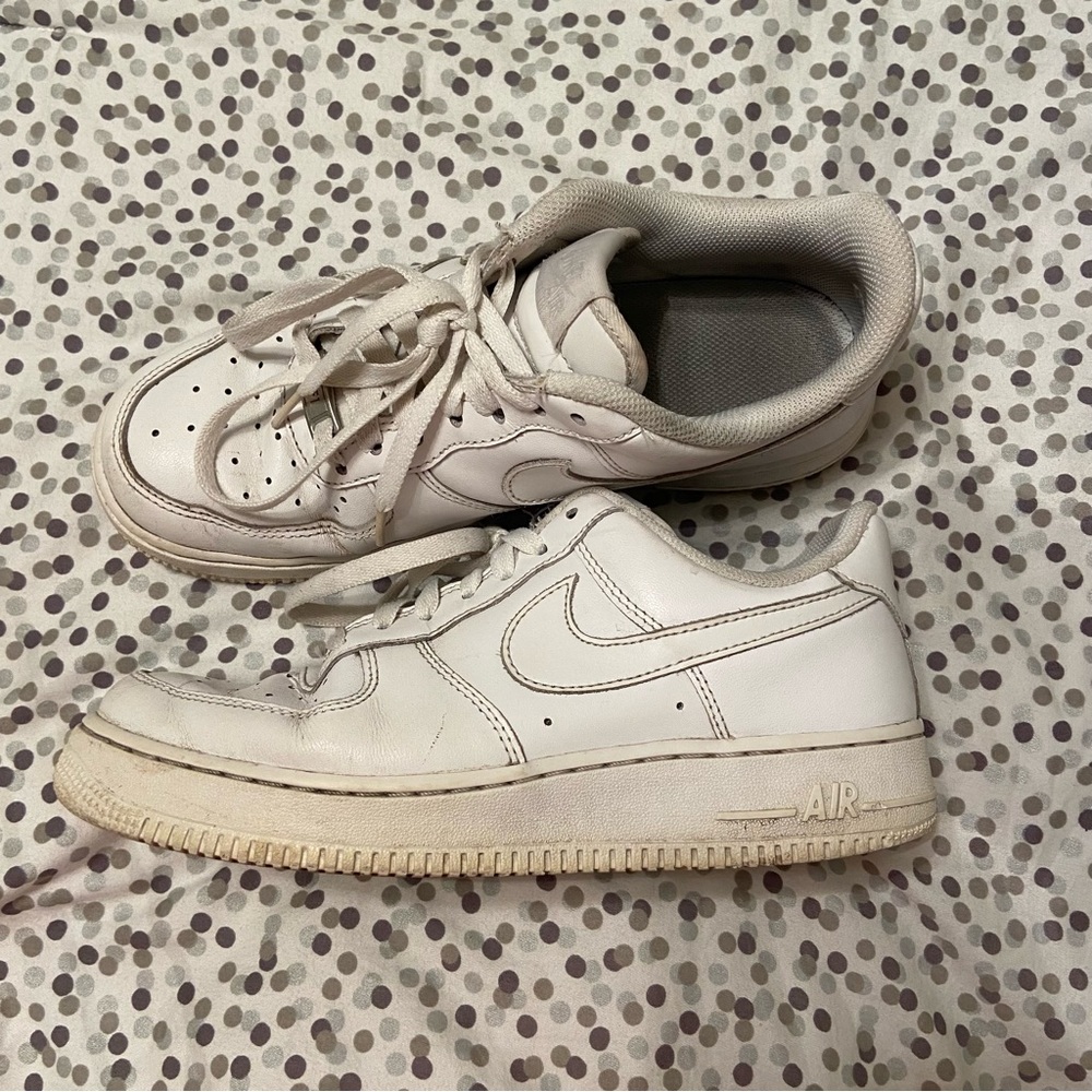 Size 7 men’s white Air Force ones, very worn